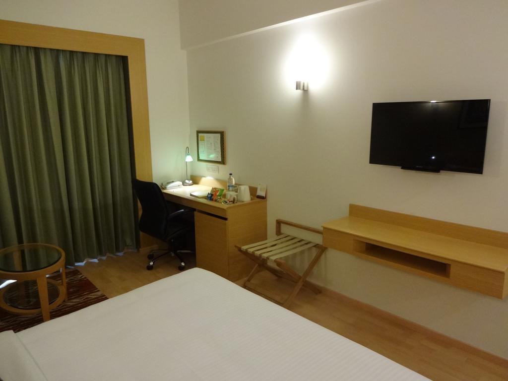 Lemon Tree Hotel, Gachibowli, Hyderabad Exterior foto