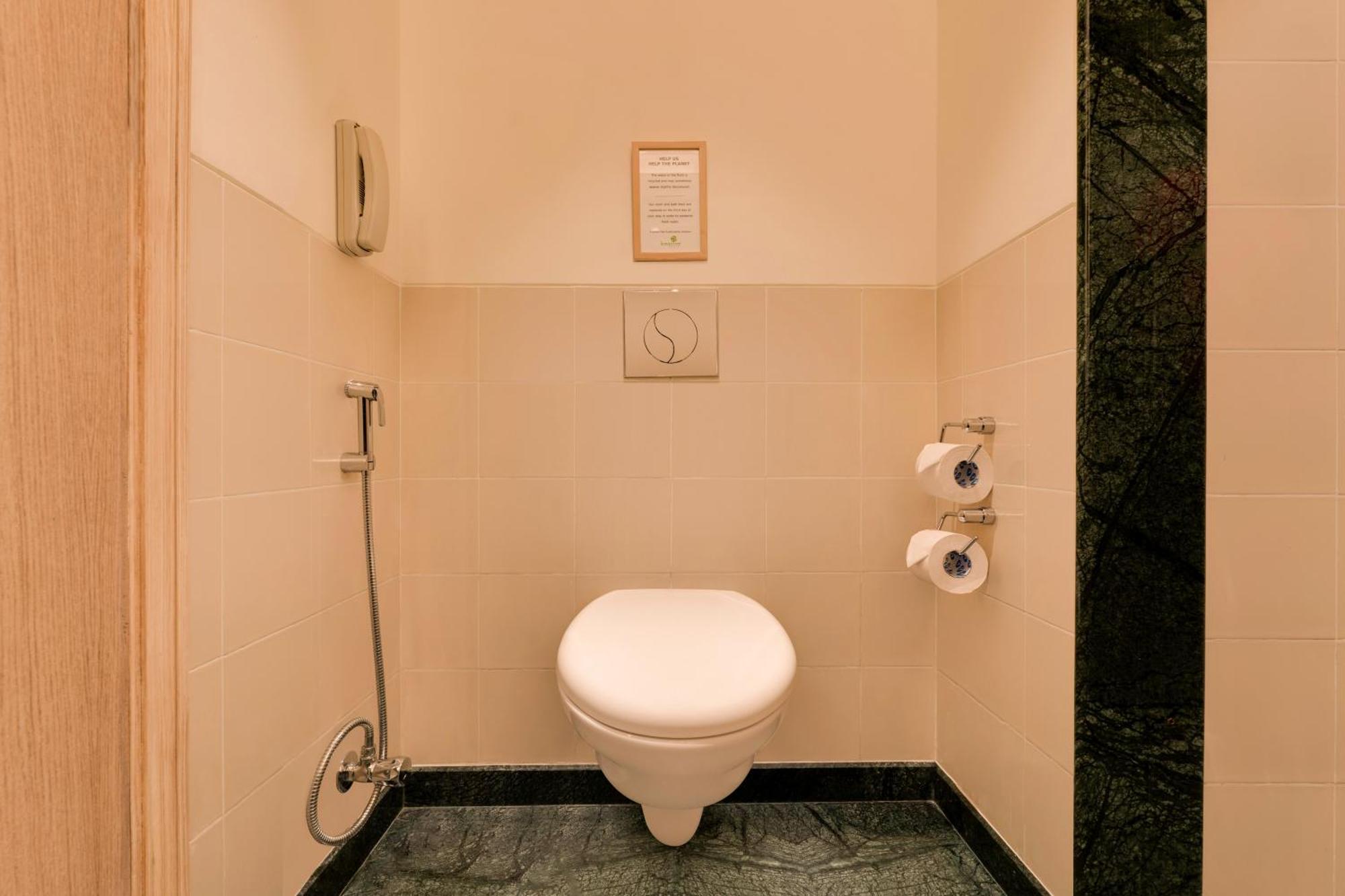 Lemon Tree Hotel, Gachibowli, Hyderabad Exterior foto