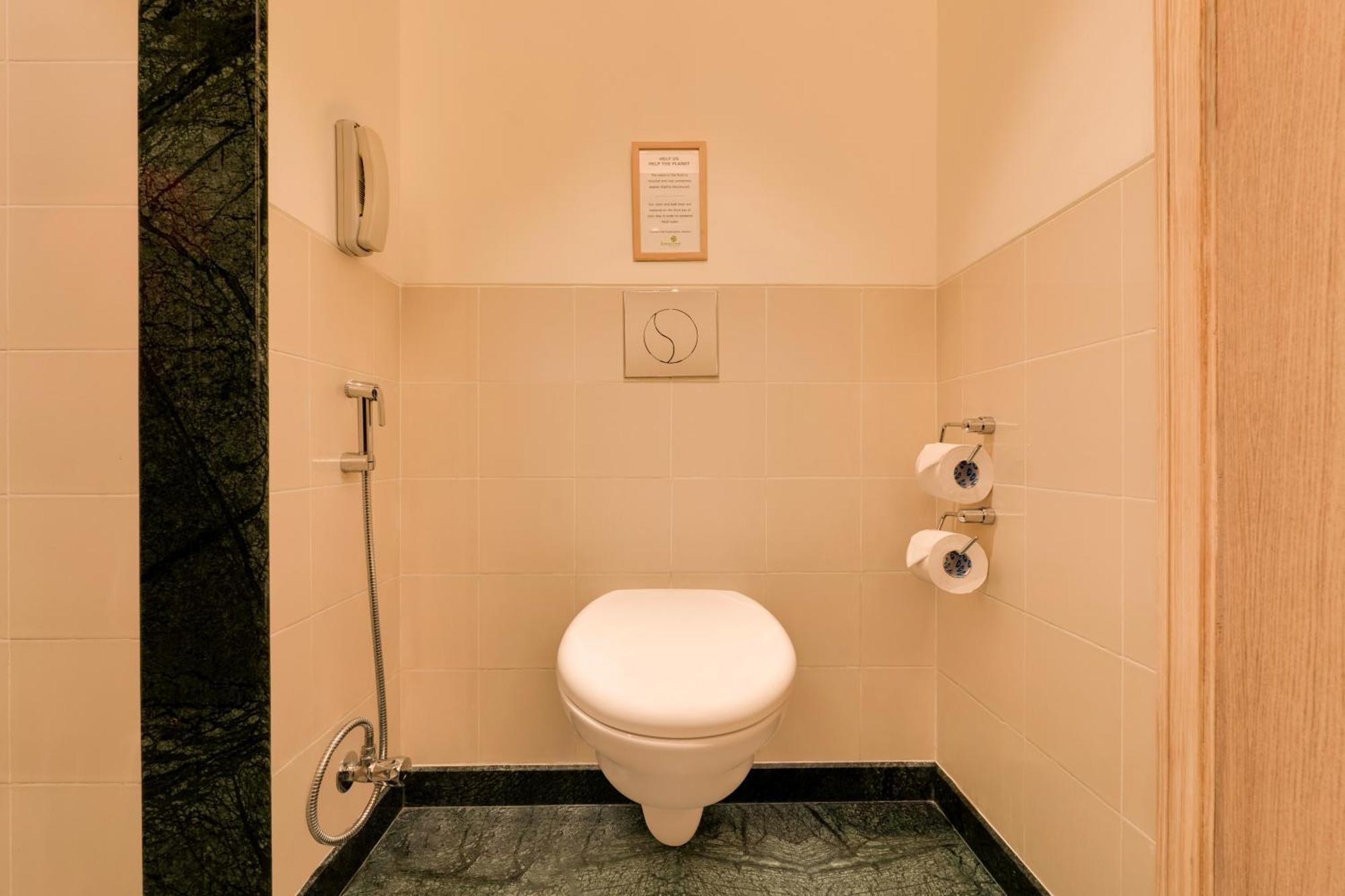 Lemon Tree Hotel, Gachibowli, Hyderabad Exterior foto