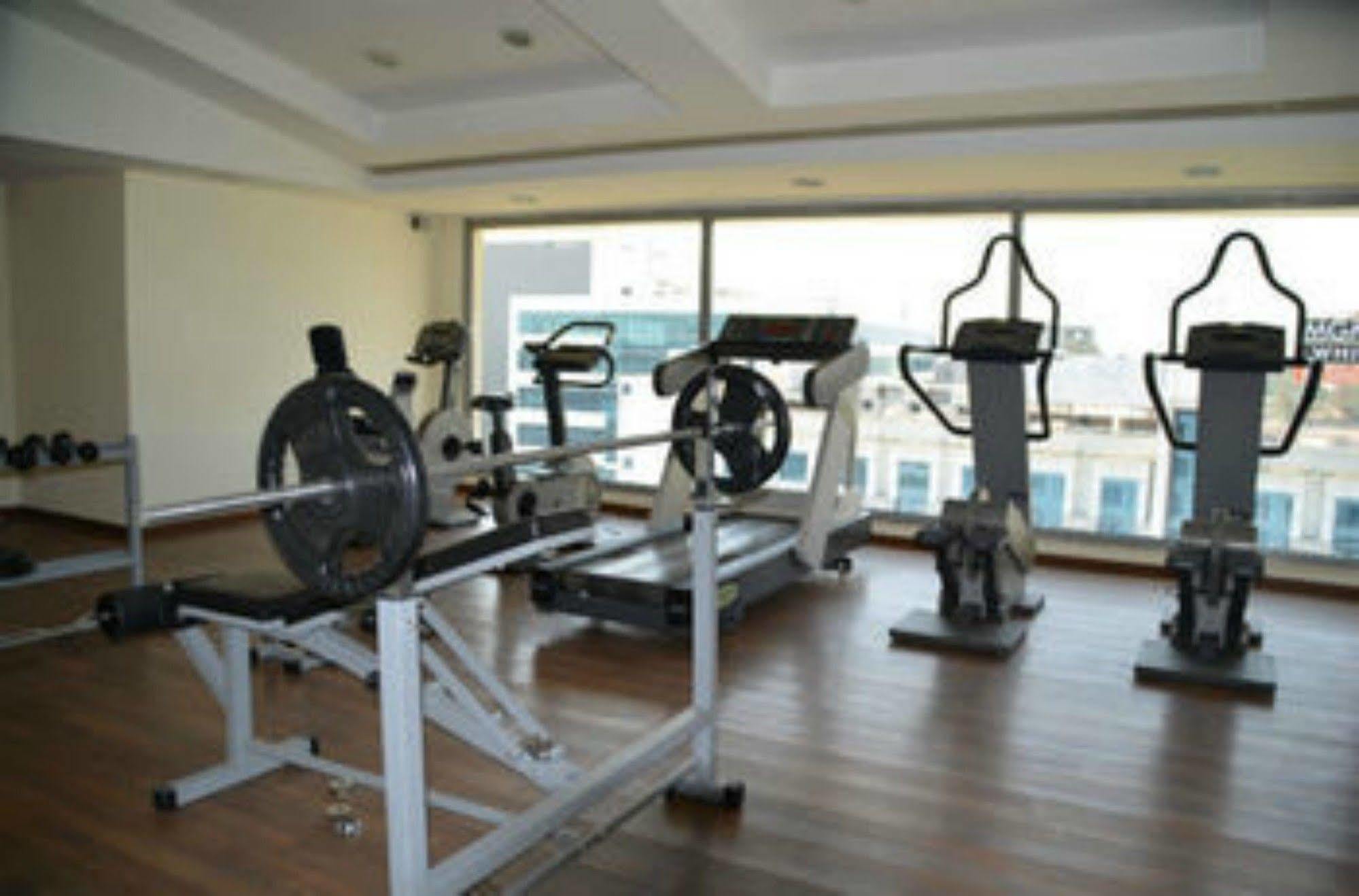 Lemon Tree Hotel, Gachibowli, Hyderabad Exterior foto