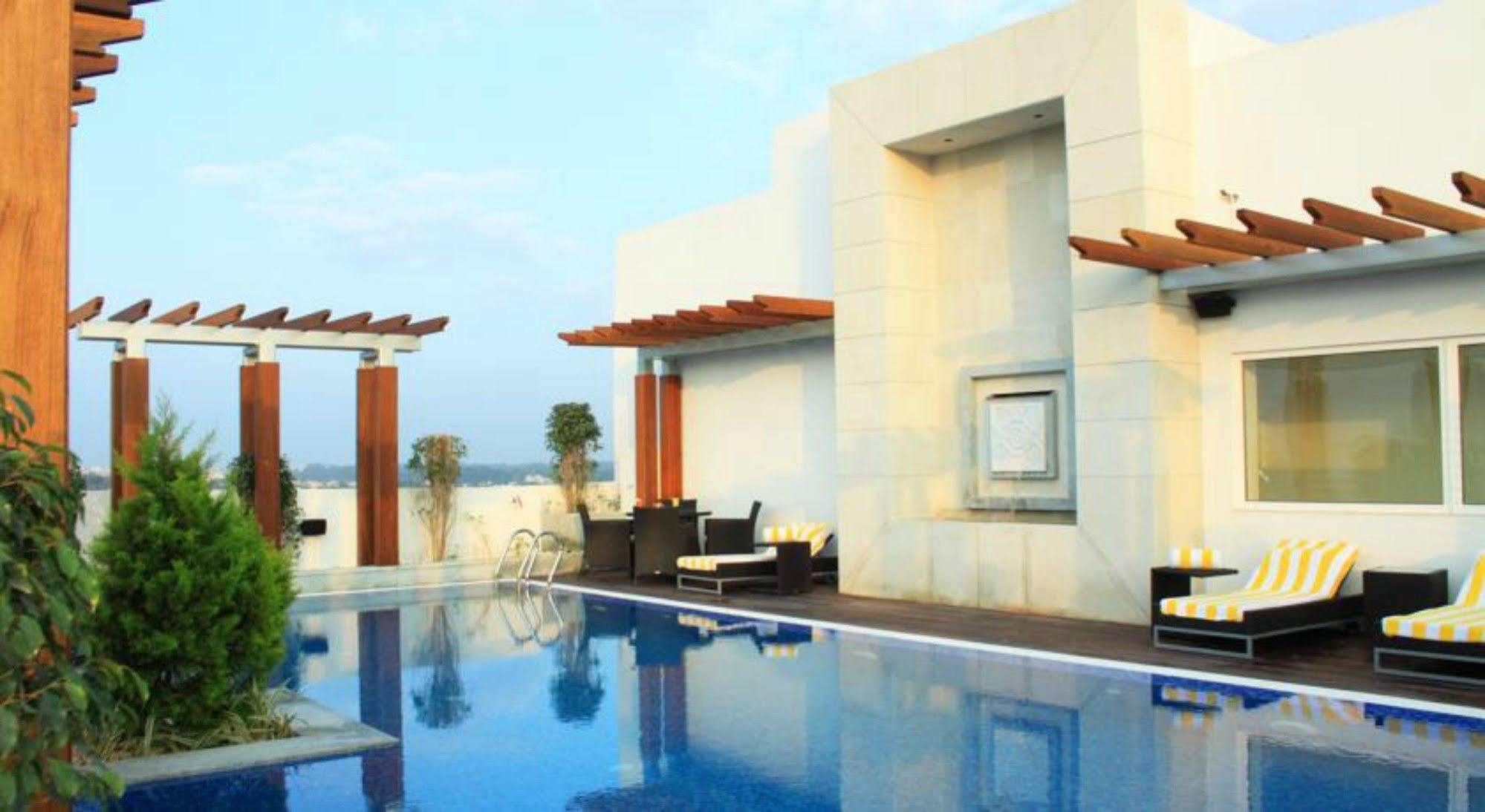 Lemon Tree Hotel, Gachibowli, Hyderabad Exterior foto